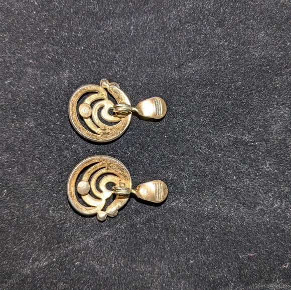 Vintage Monet white enamel clip-on earrings - Picture 5 of 5